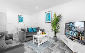 5 Bedroom House - 10 Guests - Multiple Off Street Parking - Garden - Smart Tv - Wifi - Contractors - Families - Groups
