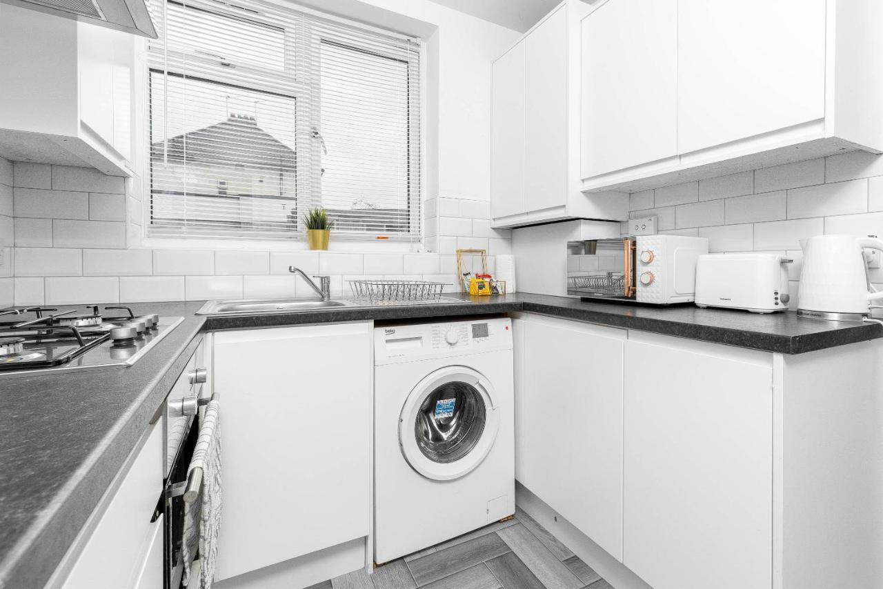 5 Bedroom House - 10 Guests - Multiple Off Street Parking - Garden - Smart Tv - Wifi - Contractors - Families - Groups Birmingham Exterior photo